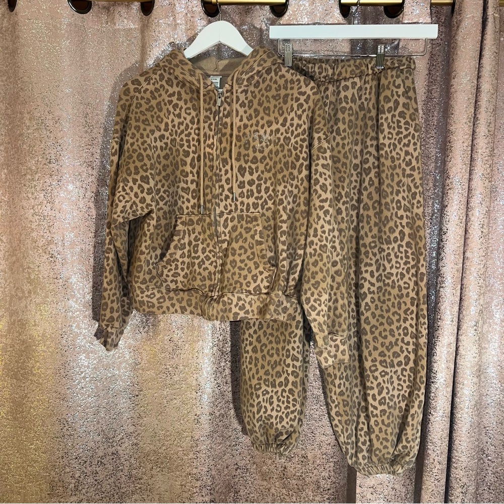 Victoria’s Secret Sweatshirt & Sweatpants Set in Leopard Print